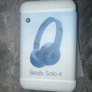Beats Solo 4 On-Ear Headphones - Light Blue
